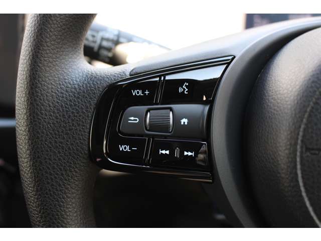 ハンドル左部分でオーディオ操作が可能。そのため、運転中でも目線をずらさずに安全運転♪スマートフォンを接続してハンズフリー通話も可能です。
