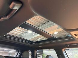 【サンルーフ】開放感たっぷりの希少装備、サンルーフが装着されています！車内に明かりを取り入れたり景色を楽しむ以外にも、車内の空気も簡単に換気できて快適です！