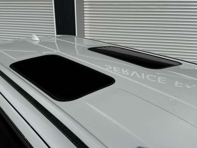 【ツインムーンルーフ】開放感たっぷりのツインムーンルーフが装着されています！車内に明かりを取り入れたり景色を楽しむのに、最適です！遮光シェードが装備されておりますので、夏の暑い日でも快適に使えます！