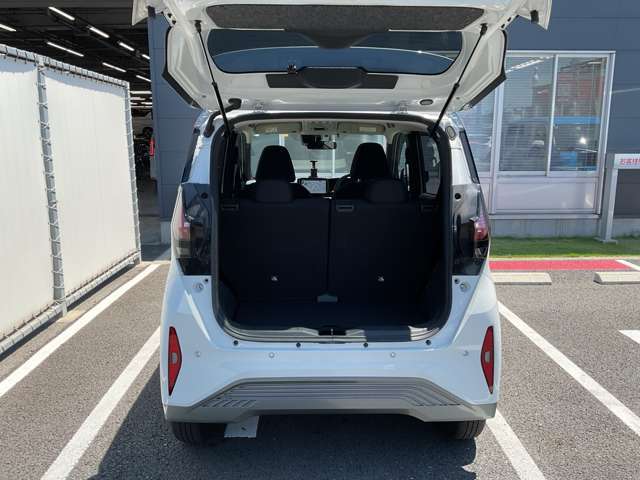 バックドアは大きく開きます。定員乗車時でも十分広いラゲッジスペースを確保しています