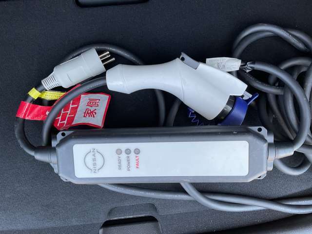 充電ケーブル付いています。