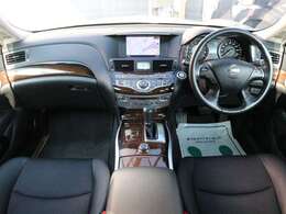 すっきりとしたフーガらしいデザインのダッシュ回り！フロントビューの視認性もよく運転しやすいと思います★