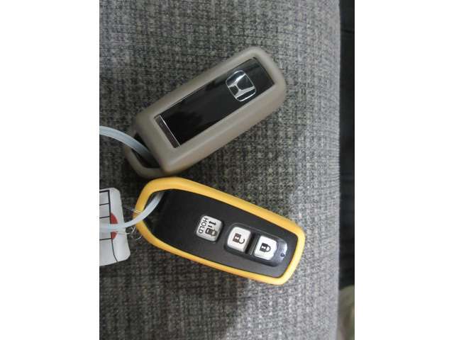 ホンダスマートキーが2個あります。キーカバーも付いていますよ