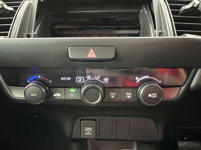 当店はお客様との会話を通じて、ライフスタイルに合ったクルマ購入の実現に尽力します。