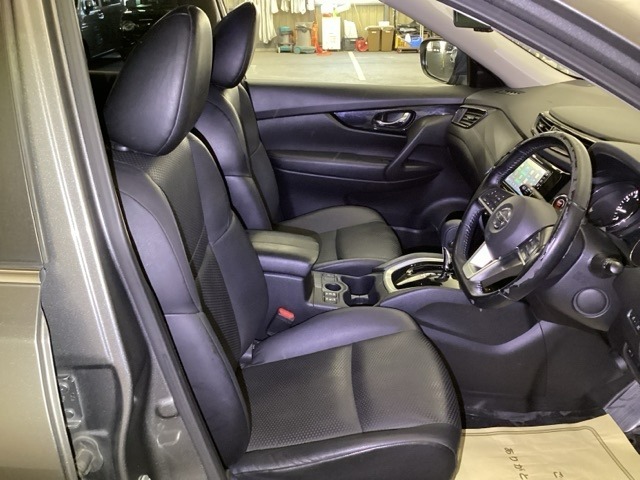 フィット感のあるシート。しっかりと支えてくれるので、長時間の運転を快適にサポートしてくれます。