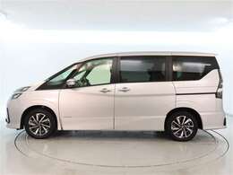 おひとり、恋人、ご友人、ご家族など、少人数でも大人数でもお出かけが楽しめます。この車で楽しいドライビングライフを送りましょう♪