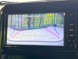 【バックカメラ】駐車時に後方がリアルタイム映像で確認できます。大型商業施設や立体駐車場での駐車時や、夜間のバック時に大活躍！運転スキルに関わらず、今や必須となった装備のひとつです！