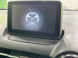 【8インチマツダコネクト】車内の雰囲気にマッチした大型のディスプレイ。スマホ接続でのナビ使用やBluetooth再生等、様々な機能が楽しめます。直感的なダイヤル操作が可能で、使い勝手も良好です。
