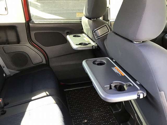 どちらに後部座席用のテーブル付いています！