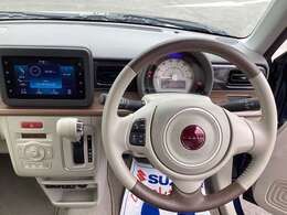 革巻きステアリングホイールに、適度な心地良い握り感を感じれます。インストルメントパネルも高級感あり、所有欲を満足させてくれますね。