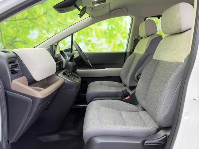 WECARSでは各商談席に大型モニターをご用意しております！見やすい大画面でゆったりと全国の在庫をご覧いただけます！是非ご来店お待ちしております！