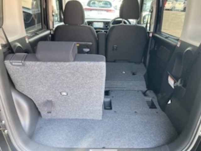 シートアレンジ出来ます！荷物の形状に合わせてシートを倒し、無駄なく車内を活用できます！