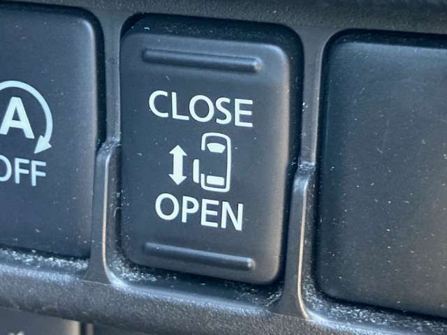 助手席側後席にはオートスライドドア機構が付いています。運転席からも開閉操作可能です。