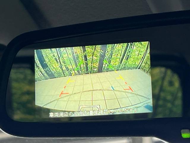 【バックカメラ】駐車時に後方がリアルタイム映像で確認できます。大型商業施設や立体駐車場での駐車時や、夜間のバック時に大活躍！運転スキルに関わらず、今や必須となった装備のひとつです！