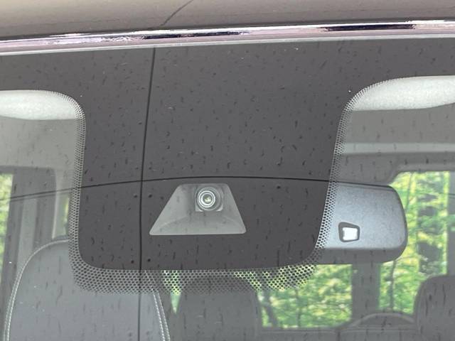 【三菱e-Assist】走行中に前方の車両等を認識し、衝突しそうな時は警報とブレーキで衝突回避と被害軽減をアシスト。より安全にドライブをお楽しみいただけます。