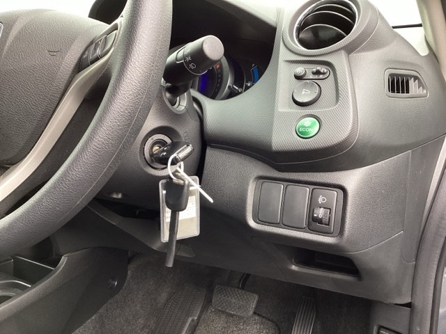ヘッドライトの角度を調整できるレベリングダイヤルと、電動格納式リモコンドアミラーのスイッチは運転席の右側、手の届きやすい位置にあります。
