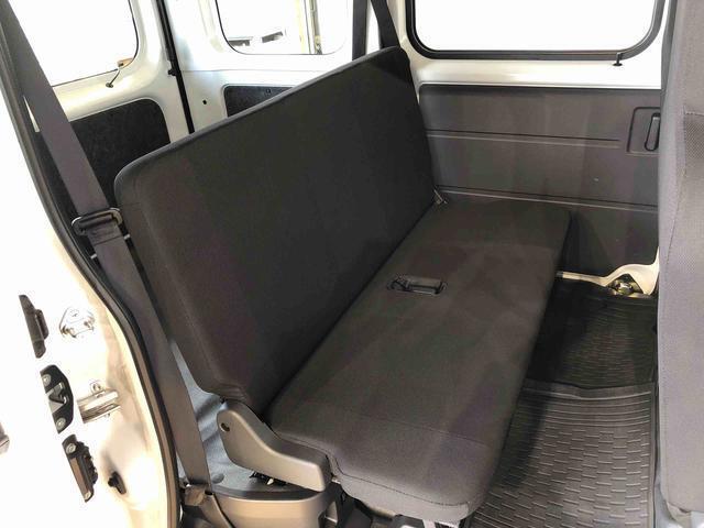 一体型リヤシートは使い勝手も良く、簡単に折り畳めます。