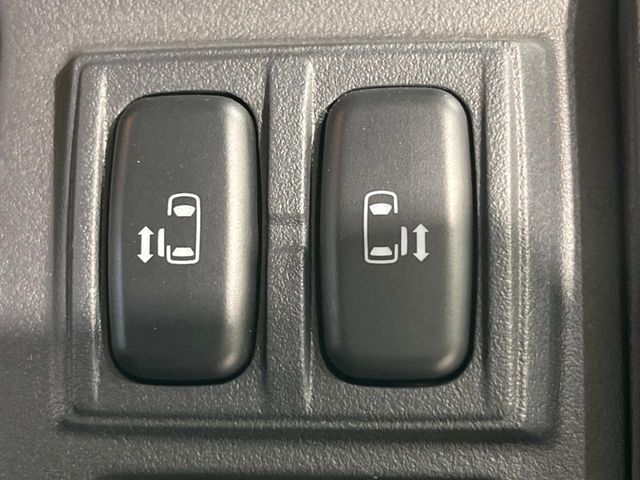 【両側パワースライドドア】スマートキーや運転席のスイッチで後席両側スライドドアの開閉が可能♪電動だから力を入れてドアを開ける必要が無く、小さなお子様でも簡単に開け閉めでき快適です♪