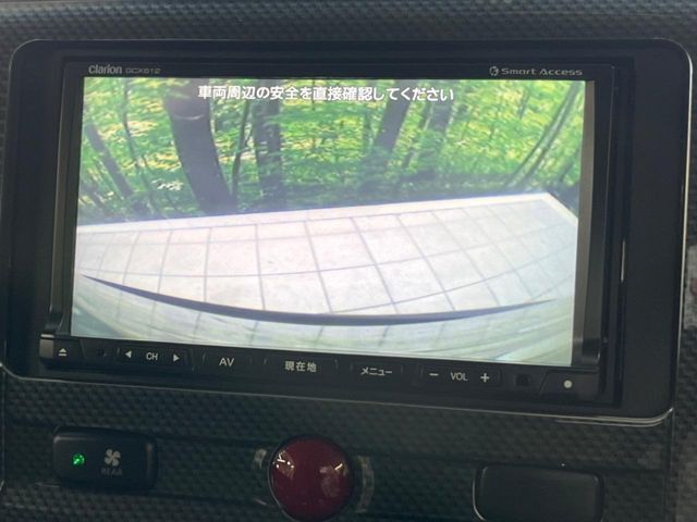 【バックカメラ】駐車時に後方がリアルタイム映像で確認できます。大型商業施設や立体駐車場での駐車時や、夜間のバック時に大活躍！運転スキルに関わらず、今や必須となった装備のひとつです！