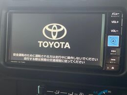 【純正ナビ】人気の純正ナビを装備しております。ナビの使いやすさはもちろん、オーディオ機能も充実！キャンプや旅行はもちろん、通勤や買い物など普段のドライブも楽しくなるはず♪