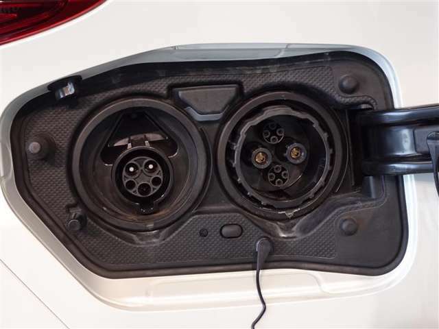 運転席側に充電コネクト、助手席側に給油口があります。