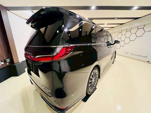 ワンオーナー車両　禁煙車　ブラックエクステリア　ブラックインテリア　マークレビンソンサラウンドシステム装備　ガラスルーフ装備　ユニバーサルステップ装備