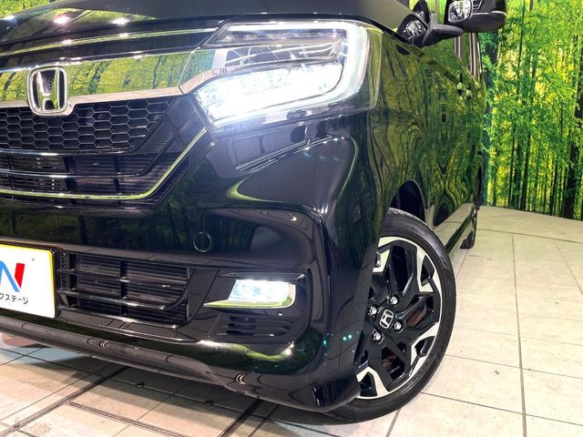 【LEDヘッドライト】悪天候や夜間走行時も良好な視界を確保し安心して運転できる高輝度LEDヘッドライトを装備！点灯速度が早く、消費電力も抑えられています。