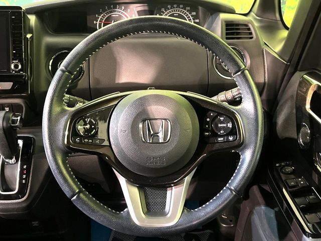 【純正革巻きステアリング】上質な革を使用することで、手にしっかり馴染みとても運転しやすいハンドルです♪