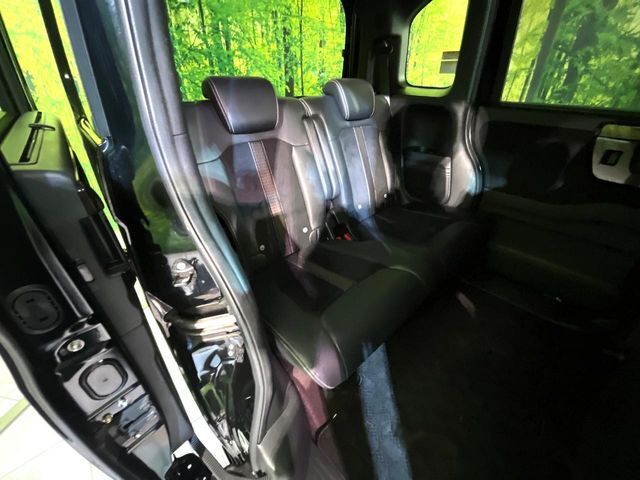 後部座席も気になるようなキズ・汚れやへたり等、大きなダメージはなく、良好な状態です。