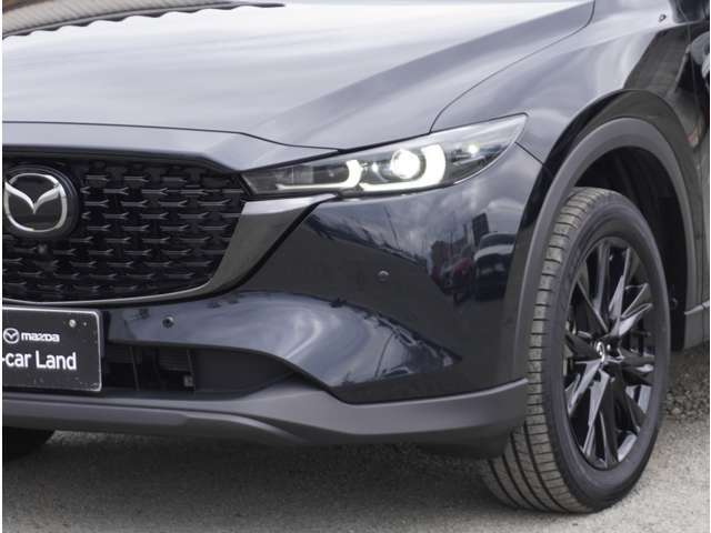 マツダのミドルクラスSUV『CX-5』魂動デザインとスカイアクティブ技術をフル搭載した初代モデルが発売され、2017年にはさらに洗練された力強い魂動デザインに進化した2代目にモデルチェンジしました。