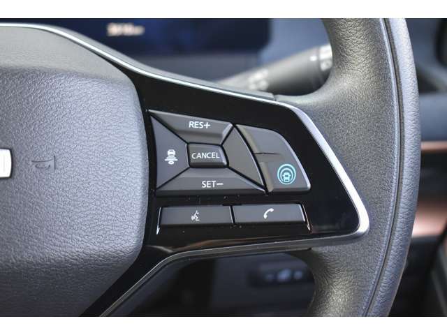 プロパイロット搭載で、高速道路での単調な”渋滞走行”と長時間の”巡航走行”の2つのシーンで、ドライバーに代わってアクセル、ブレーキ、ステアリングを自動で制御。長時間運転の疲労を軽減してくれます