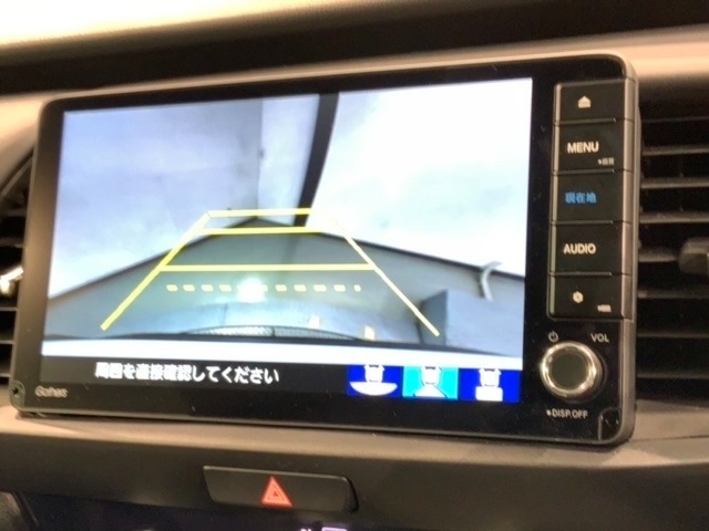 リバースギアに入れるだけで後方の表示へ切り替わります。夜間や雨の日の駐車も楽になりますよ。