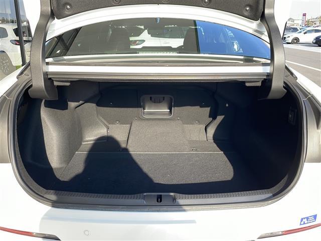 【トランク】積み込みやすくて、たっぷり積める荷室です。シートアレンジできるものは、乗車人数と荷物の量や大きさによってシートを動かすことができるので、より快適なドライブが可能です！