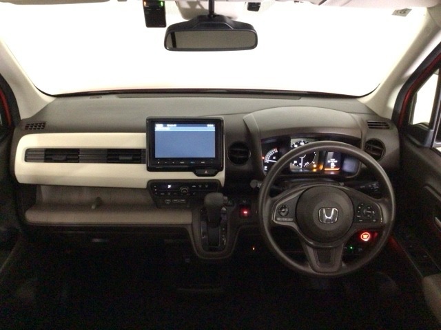 【前方視界】開放的な前方視界！運転がしやすく疲れにくいです♪窓が大きく、見通しがとっても良いおクルマですよ♪