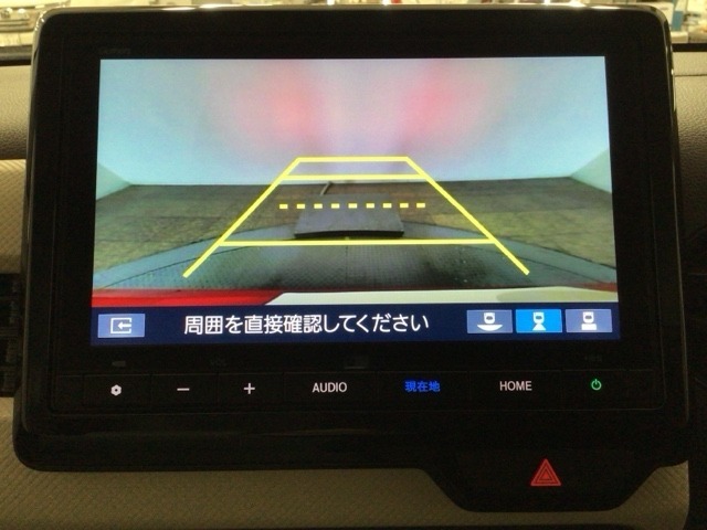 【バックカメラ】運転が苦手な方も車庫入れラクラクです！ギアをリバースに入れれば自動的に切り換わりますので、面倒な操作は不要です♪狭い駐車場もお車を傷つけず安心ですね！