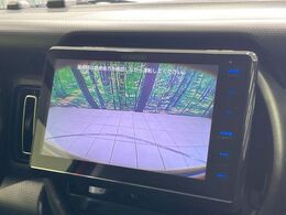 【バックカメラ】駐車時に後方がリアルタイム映像で確認できます。大型商業施設や立体駐車場での駐車時や、夜間のバック時に大活躍！運転スキルに関わらず、今や必須となった装備のひとつです！