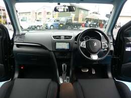 黒を基調とした落ち着いた雰囲気の車内です♪♪