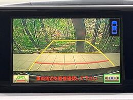 【バックカメラ】駐車時に後方がリアルタイム映像で確認できます。大型商業施設や立体駐車場での駐車時や、夜間のバック時に大活躍！運転スキルに関わらず、今や必須となった装備のひとつです！