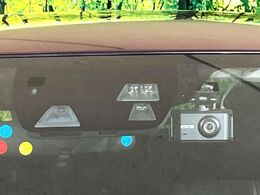【スマートブレーキサポート】走行中に前方の車両等を認識し、衝突しそうな時は警報とブレーキで衝突回避と被害軽減をアシスト。より安全にドライブをお楽しみいただけます。