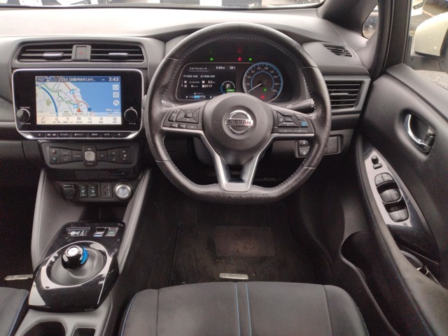 視界が良く操作しやすい運転席　様々なスイッチ類が安全と快適をお届けいたします。