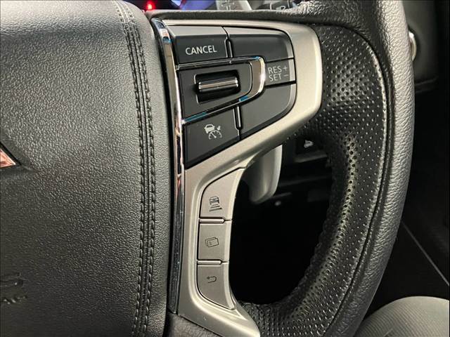 【レーダークルーズコントロール】装備車両です。レーダーやカメラを使って前を走るクルマの状況を検知して速度を調整してくれます。遠距離ドライブの高速道路などでは大活躍で疲労軽減に役立ちます。