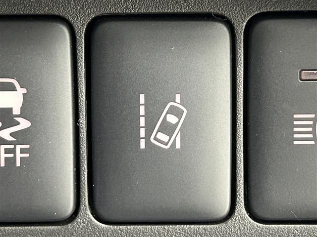 【　レーンアシスト　】走行中に居眠り・わき見等で不意に車線を横切った場合、警報やハンドルへの振動などで危険を教えてくれます♪