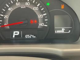 メーターパネル内の液晶ディスプレイはシフトレバー位置や走行距離、燃料残量計、衝突被害軽減ブレーキの警告などを表示！