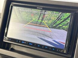 【バックカメラ】駐車時に後方がリアルタイム映像で確認できます。大型商業施設や立体駐車場での駐車時や、夜間のバック時に大活躍！運転スキルに関わらず、今や必須となった装備のひとつです！