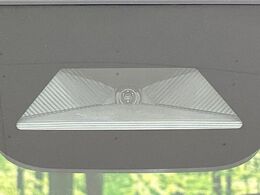 【ホンダセンシング】走行中に前方の車両等を認識し、衝突しそうな時は警報とブレーキで衝突回避と被害軽減をアシスト。より安全にドライブをお楽しみいただけます。