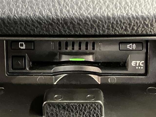 ETC車載器搭載しております。高速道路も料金支払いレーンに並ばず通過でき、とても便利です。ETCカードもお車購入時に入会する事ができます。お気軽にお問い合わせ下さい。