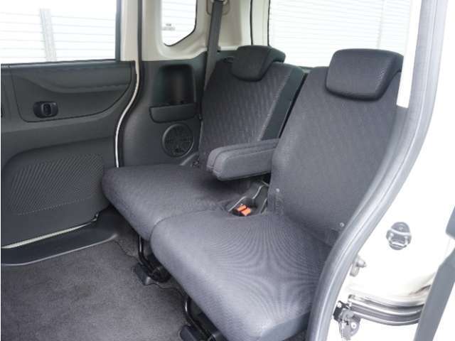 運転席と助手席は足元が繋がっているので自由に行き来しやすいので駐車場が狭いときでも助手席側からスムーズに乗り降りできて便利！