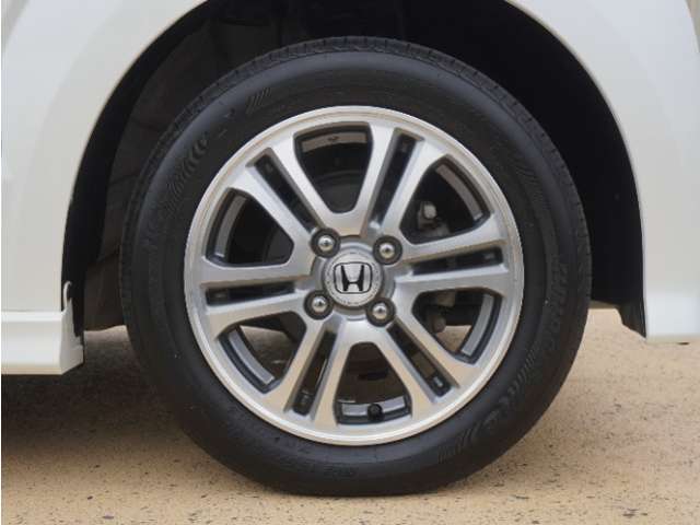 アルミホイール装着車です！これで足元まわりもおしゃれにきまります！