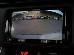 バックをするとき自動でリアの様子が映る『リアカメラ』付き！ナビ画面で確認しながらバックができますから安心ですね。でも、目視も大切ですよ！安全第一でお願いします！