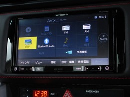 ナビゲーションはカロッツェリアメモリーナビ（AVIC-RZ900）を装着しております。AM、FM、CD、DVD再生、Bluetooth、音楽録音再生、フルセグTVがご使用いただけます。